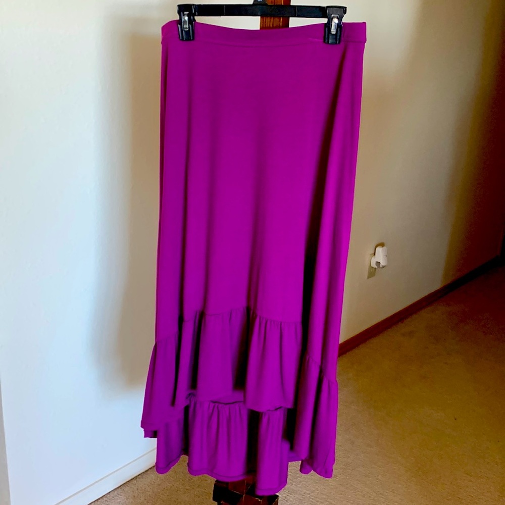 ELLE mullet skirt with ruffle bottom. Medium size.